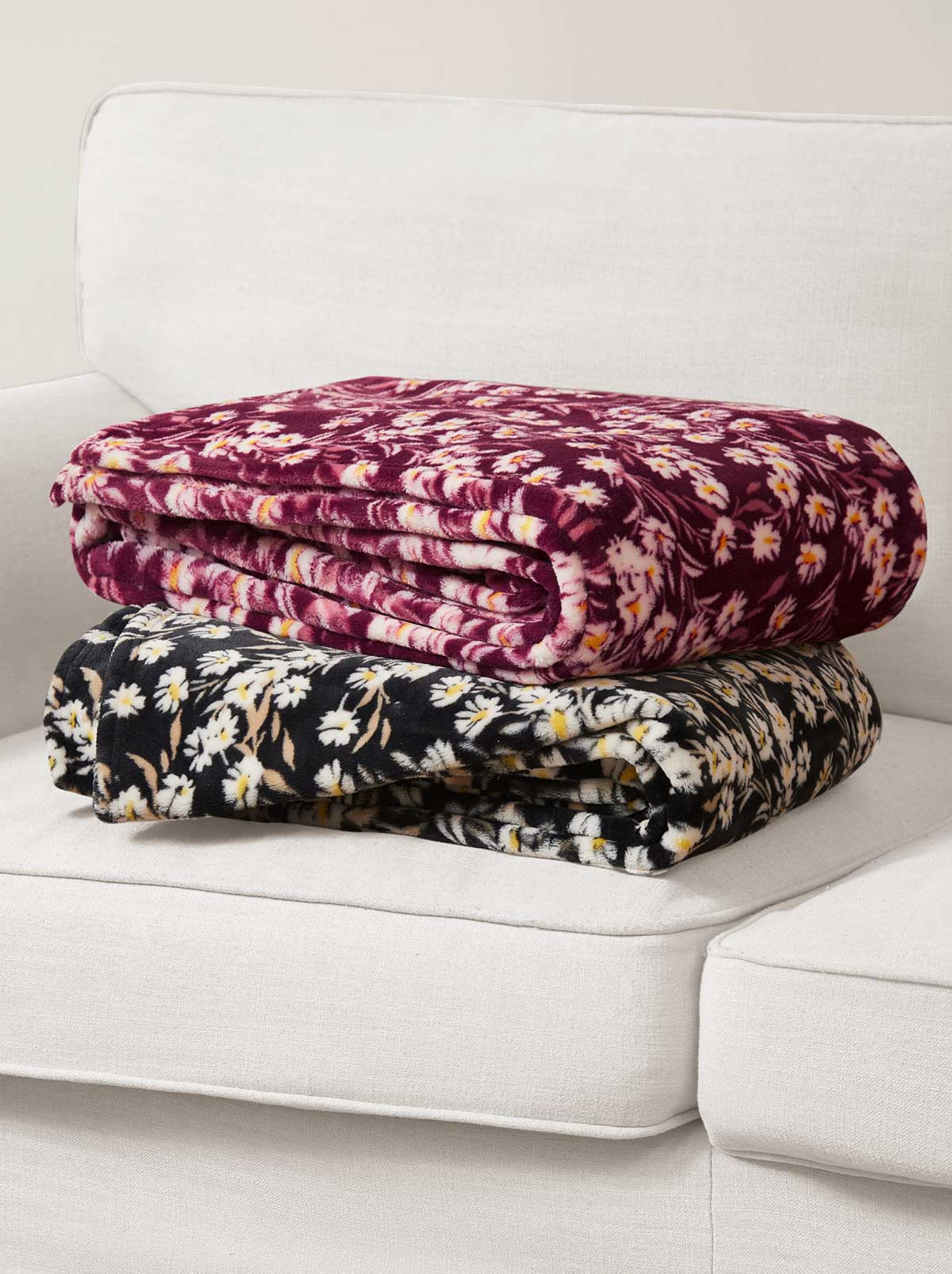Wildflower Park Plush Throw in Black - Image 4